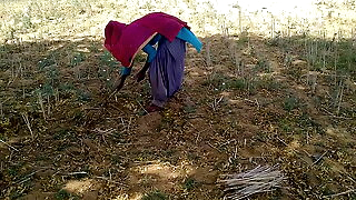 देसी इंडियन ब्वॉयफ्रेंड ने खेत में काम रही उसकी मस्त चोदा