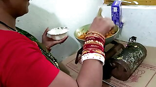चिकन बना रही मैड को किचन स्टैंड पर चोदा  - साफ़ हिन्दी आवाज मे